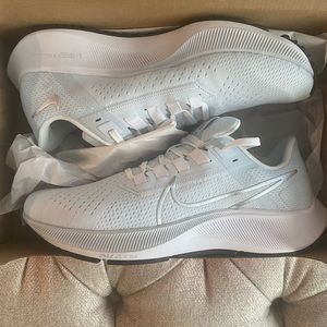 Womens Nike air zoom Pegasus. Never worn with original box.
